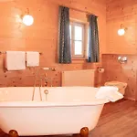 Im Grünen In Seenaehe 木屋 *