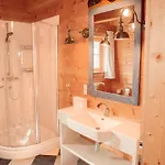 Im Grünen In Seenaehe 木屋