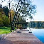 Im Grünen In Seenaehe 木屋